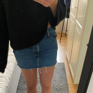 Levis kjol - En superfin jeanskjol från Levis! Storlek 24 vilket jag skulle säga motsvarar XS. Den är i fint skick och bara anväd ett fåtal gånger