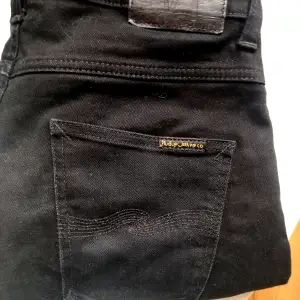 Ett par assnygga jeans med mönster på bakfickorna, sparsamt använt och inga defekter🤍 Skulle säga att de är straight leg🤍