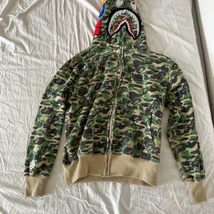 Säljer min bape hoodie. Den har inte kommit till någon använding. Man ser inga stora skillnader mellan den och en äkta. Den är använd 1 gång. Man får med tags. Priset kan diskuteras.