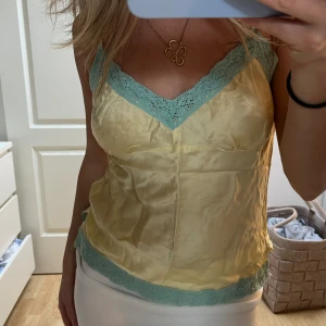 Satinlinne med spetsdetaljer - Jättefint vintage-linne med spetsdetaljer. I fint skick 