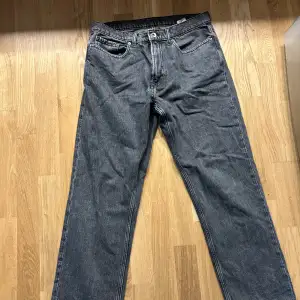 Grå jeans från märket Valent storlek S. Modell: Loose. Gott skick.  Nypris: 699:-Från carlings.