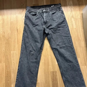 Grå jeans  - Grå jeans från märket Valent storlek S. Modell: Loose. Gott skick.  Nypris: 699:-Från carlings.