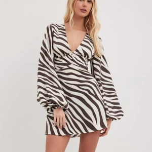 Klännibg - Sjukt snygg klänning från NAKD som tyvärr är för liten på mig, helt ny med prislapp kvar!!!!🦓🦓