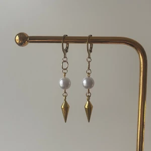 #016 örhängen💘 - Fina örhängen som finns i båda guld o silver🩷 säljs i par för 45kr eller styck för 25kr.☺️