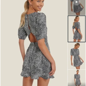 Prickig klänning - Svart luftig klänning med icke-symetriska vita prickar. Puffiga ärmar & öppen rygg. Strl 38 men sitter som 36 Använd en gång pga att den blev väldigt kort efter första tvätten. Jag är 174 skulle rekommendera till er mellan 160-170cm😊