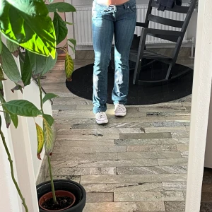 Snygga jeans med fina detaljer - Snygga vintage jeans med fina detaljer. Storlek 40 men mer som 36!!! 