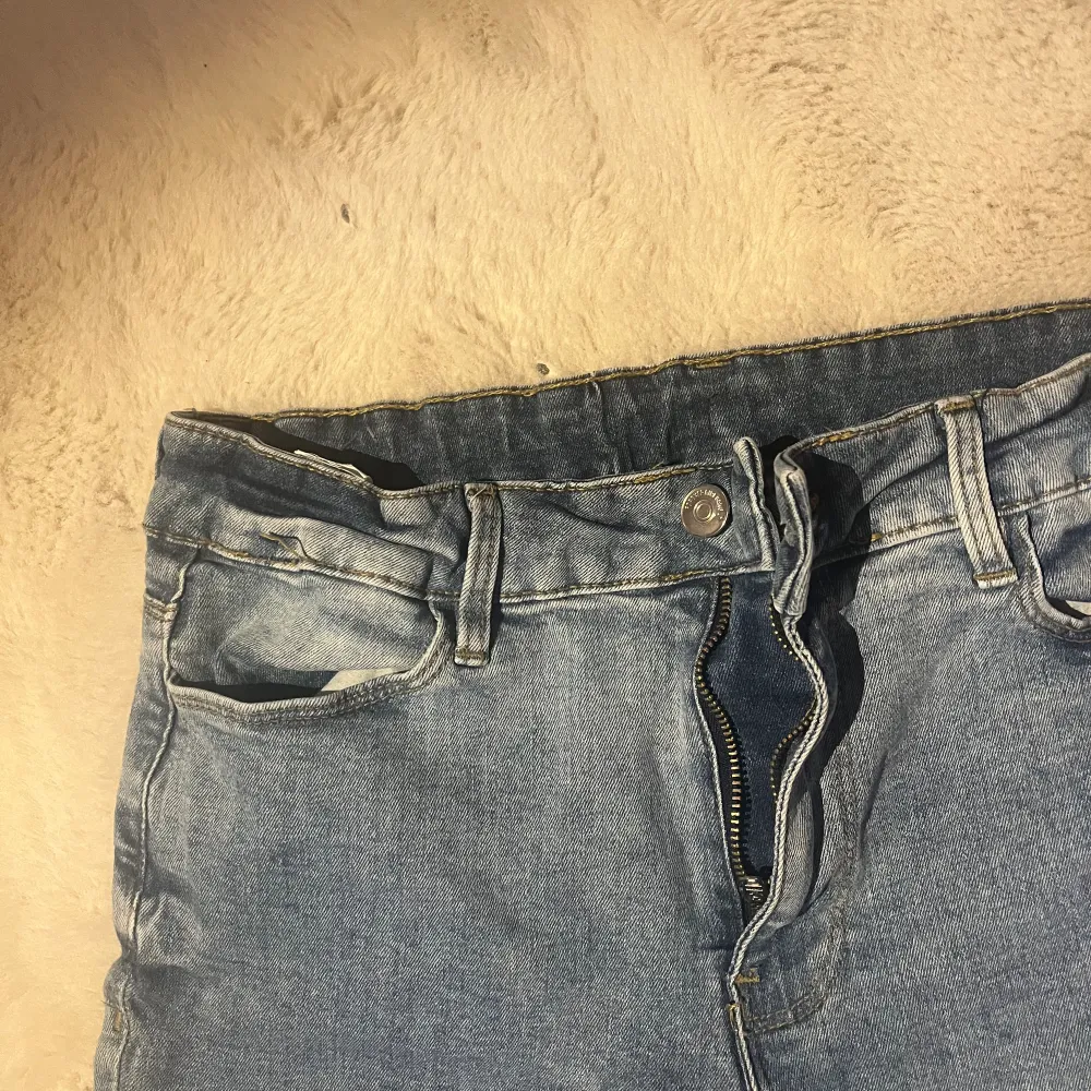 Ljusblå lågmidjade jeans i mycket bra skick! Säljer pga att de tyvärr är för korta för mig🩷. Farkut & Housut.