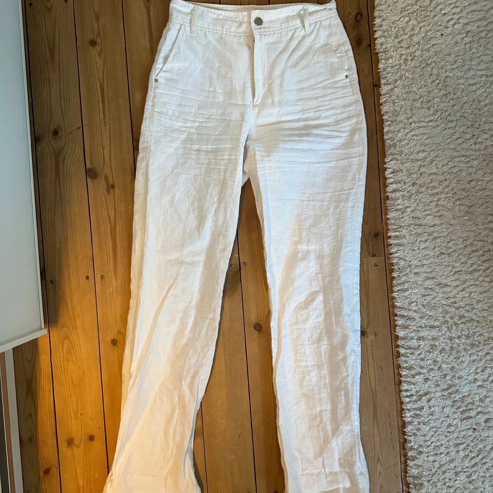 Super snygga vita linnebyxor från zara som tyvärr är för små för mig. Jeans & Byxor.