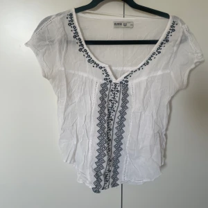 Blus - Säljer denna jätte fina blus från Svea. Säljer pga jag nästan aldrig använder/ använt 🤍 