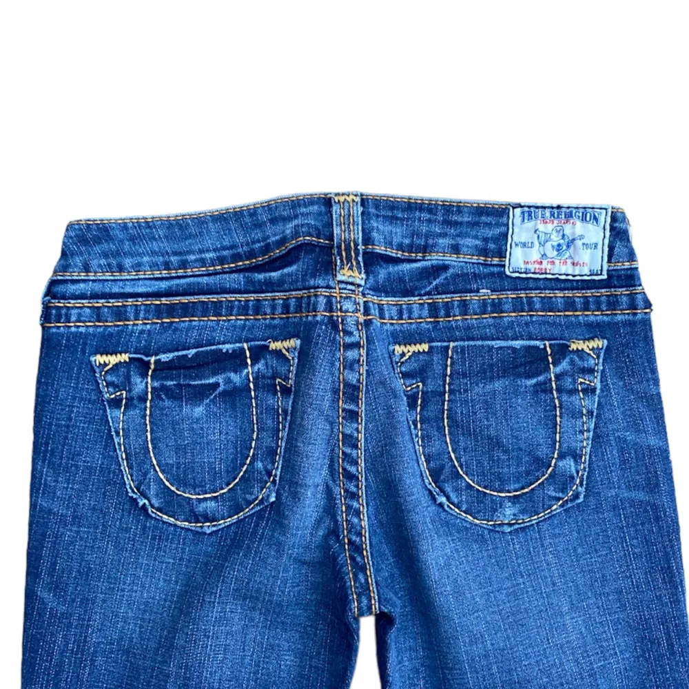 Snygga bootcut true religion jeans i storlek W28🔥 Jeansen är i bra skick, skriv om du har några funderingar!!. Jeans & Byxor.