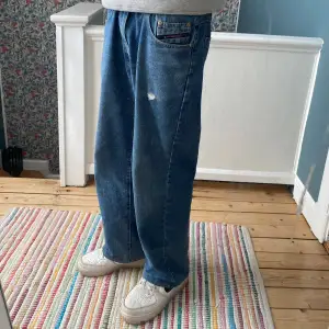 Baggy Jeans i ett äldre märke vid namn Stanwick | Byxorna är uppsydda lite och sitter som ca W31/L31 | Skick: 9/10 | Pris: 299kr | Hör av dig vid minsta fråga eller fundering📩