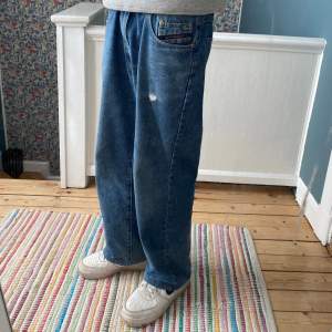 Baggy Jeans i ett äldre märke vid namn Stanwick | Byxorna är uppsydda lite och sitter som ca W31/L30 | Skick: 9/10 | Pris: 299kr | Kontakta oss vid frågor eller mer info📩