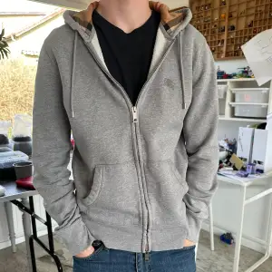 Säljer min burberry zip hoodie då den har blivit för liten.