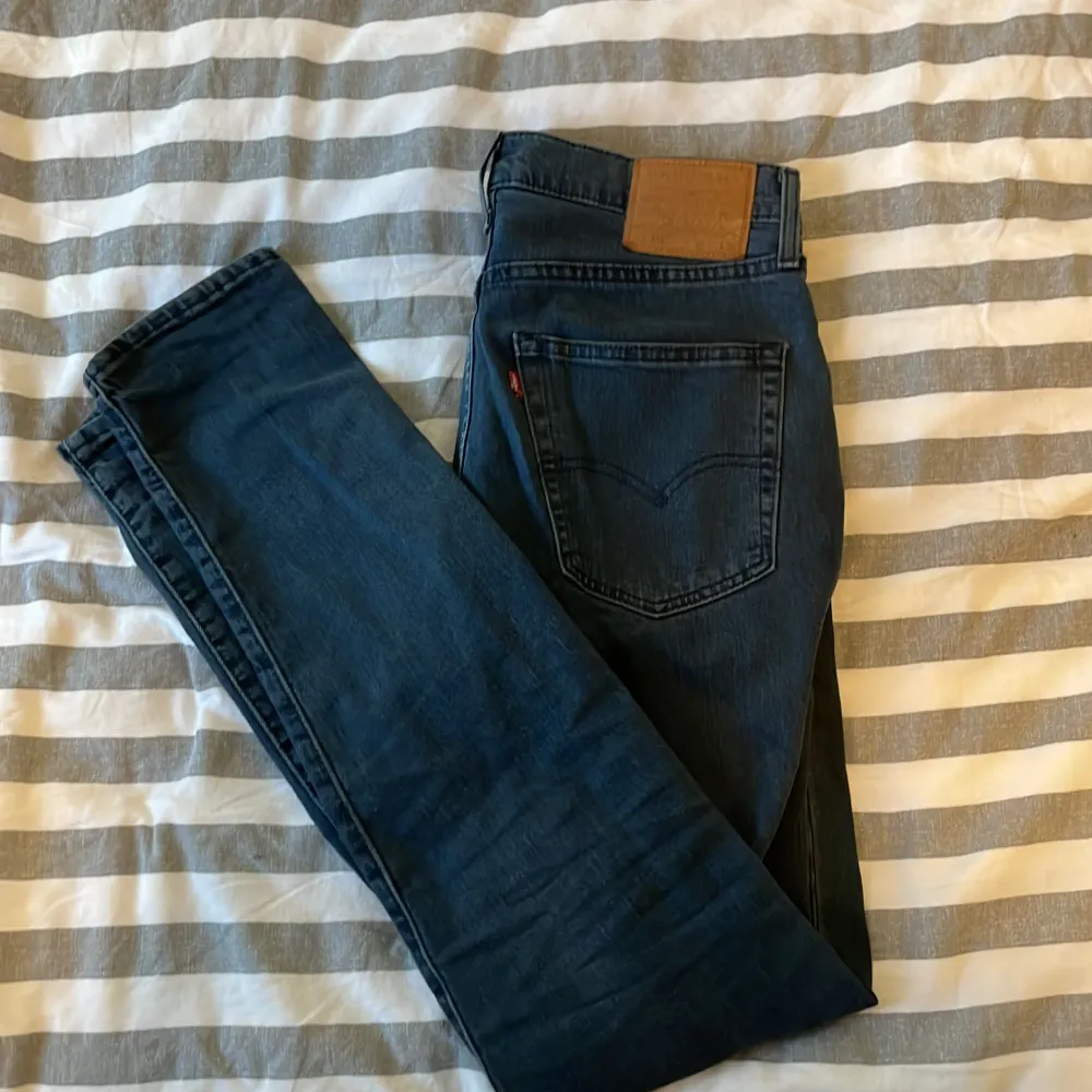 Säljer nu mina jätte snygga Levis jeans eftersom dem kommer inte till användning. Storleken är W32 L36 och passformen är slim fit. Dem har används ett fåtal gånger och är i väldigt bra skick. Om ni har några frågor så va inte rädd att ställa dem!. Jeans & Byxor.