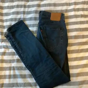 Säljer nu mina jätte snygga Levis jeans eftersom dem kommer inte till användning. Storleken är W32 L36 och passformen är slim fit. Dem har används ett fåtal gånger och är i väldigt bra skick. Om ni har några frågor så va inte rädd att ställa dem!