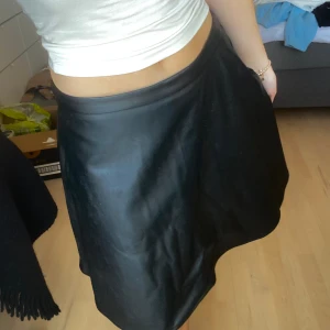 Skinnkjol - Säljer min fina skinnkjol, perfekt till fest! Endast använd en gång.