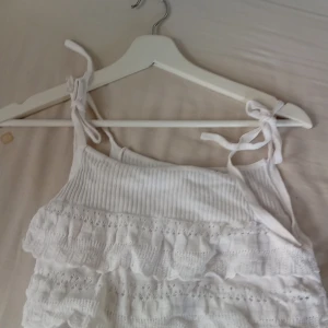 Vit klänning  - En fin vit klänning till stydenten skolavslutningen eller att bara ha fint skick från gina tricot knapot använd