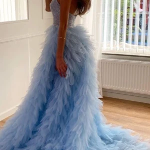 Bal klänning - säljer jag min bal klänning som jag aldrig använt bara testat köpt från södertälje. Storlek  S/M. Det är rosa färg men fanns bara denna bild av samma klänning fast annan färg på sidan. Passar till festliga tillfällen. Tveka inte höra av er.