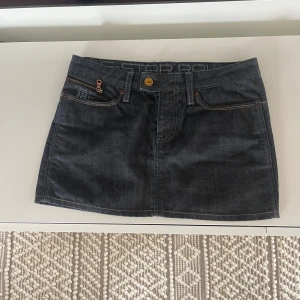 Lågmidjad jeanskjol  - Snygg lågmidjad mini jeanskjol från G-star i storlek 27 . Väldigt bra skick, inga defekter. Midjemått: 39x2. Längd:32
