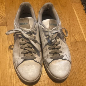 Adidas skor - Snygga adidas skor. Likt Adidas Stan Smith. Medel slitna i hälen och lite smutsiga men annars perfekta. Säljer då skorna är för små på mig.