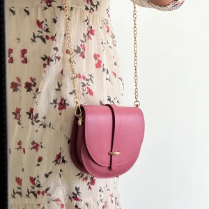 Läder väska - A very feminine and elegant cross body Italian hand bag with golden details. Genuine leather. I bought it in Rome from a store where they were being made. It’s unused.