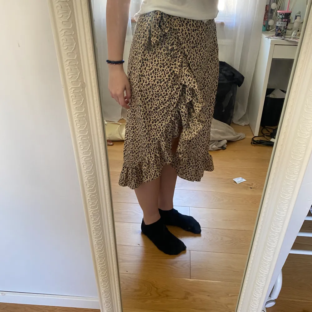 Lång knytbar kjol med leopardmönster. Den är i storlek XS men eftersom att man knyter den är den reglerbar och passar även mig som vanligtvis har M. Använt några fåtals gången men inga defekter💗. Kjolar.