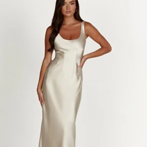 balklänning - säljer min superfina balklänning från Meshki som inte kom till användning. Den har lappen kvar men tyvärr kom klänningen med en rispa på sidan. Absolut inget man tänker på eller ser om man inte stirrar på den😊 köpt för 1500kr pris kan diskuteras 