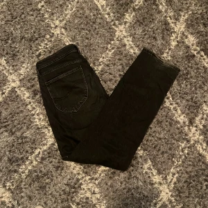 Lee byxor  - Dessa jeans är i ett väldigt fint skick har använts få tala gånger har en färg inte många har och pris ja diskuteras, Dma om funderingar 