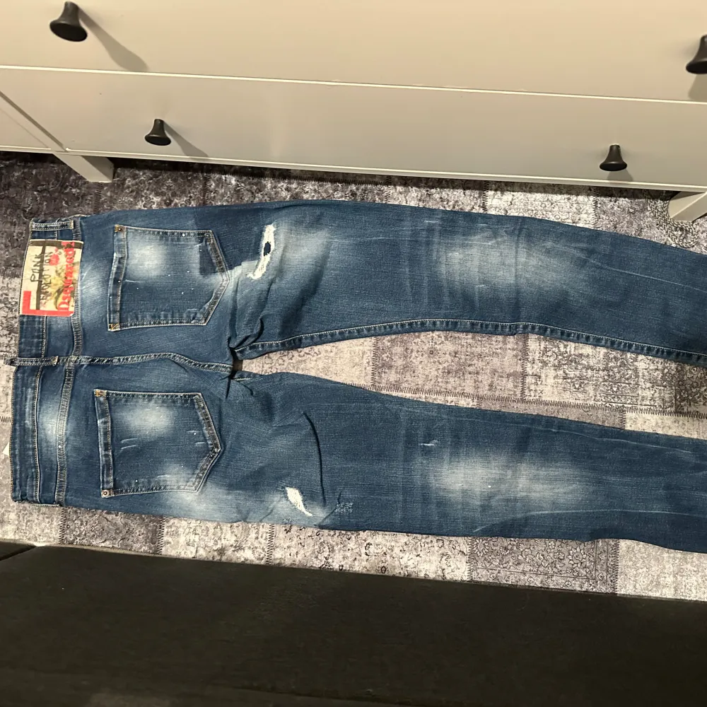 Säljer DSquared2 Jeans. | Skick 6/10 | Passar längd 165-175cm | Nypris ligger i nuläget runt 5999kr. Äkta såklart, inget og medföljer.  Har du några frågor kontakta gärna!💯. Jeans & Byxor.