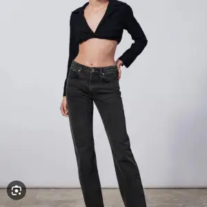 Säljer dessa populära raka mid waist jeansen från Zara i strl 38. Varsamt använda och i fint skick