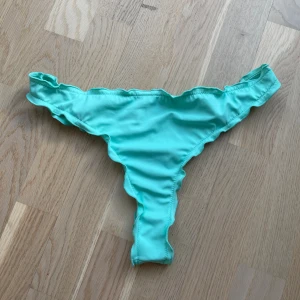 Bikinitrosa string  - Aldrig använd, mintgrön och scrunch där bak! 
