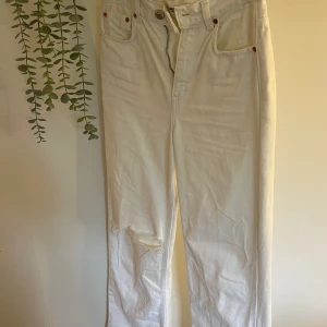Vita raka jeans - Vita raka jeans med hål på ena knät, hög midja. Använda men i bra skick. Vid fler frågor eller bilder är det bara att kontakta i chatten. Köparen står för frakten💕