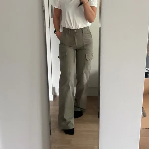 Cargo byxor gröna zara storlek 32 - Raka gröna cargobyxor från zara i storlek 32, passar XS, för långa på mig som är 160cm. I fint skick utan defekter eller andra anmärkningar. 