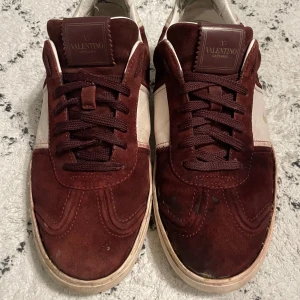 Valentino flycrew  - Säljer mina Valentino flycrews då dem inte passar längre,skorna är lite slitna i hälen och saknar 5 nitar och därför sälja dem till riktigt bra pris. Om ni har några frågor svarar jag gärna på dem i dm. 