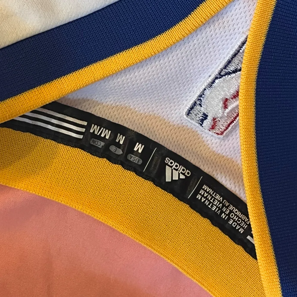 NBA Golden State Warriors jersey i storlek M, köpt på Footlocker för några år sen och bara provat 1-2 ggr, annars oanvänd. 250 kr + frakt 🌟 Tar ej Swish utan bara ”Köp nu”!. Sport & träning.