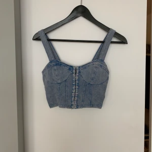 Cool jeanstopp - Cool crop top i mjukt stretchiga material som ser ut som jeans. Nyskick, knappt använd 