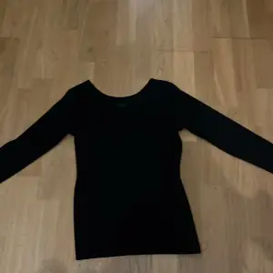 Det är en svart långärmad tröja som är lite genomskinlig och liknar intimissimitröjan. Den är i storlek S. Det är japansk storlek så skulle säga att den passar XS bättre. Säljer pga att den var för liten. Endast använd en gång och därför i nyskick. 