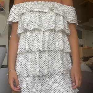 Prickig klänning zara - Säljer denna superfina klänningen från Zara som är väldigt populär. Superfin sommarklänning. Har tyvärr tappat bort det svarta bandet. Skriv om du har frågor❤️❤️ storlek M men strechig