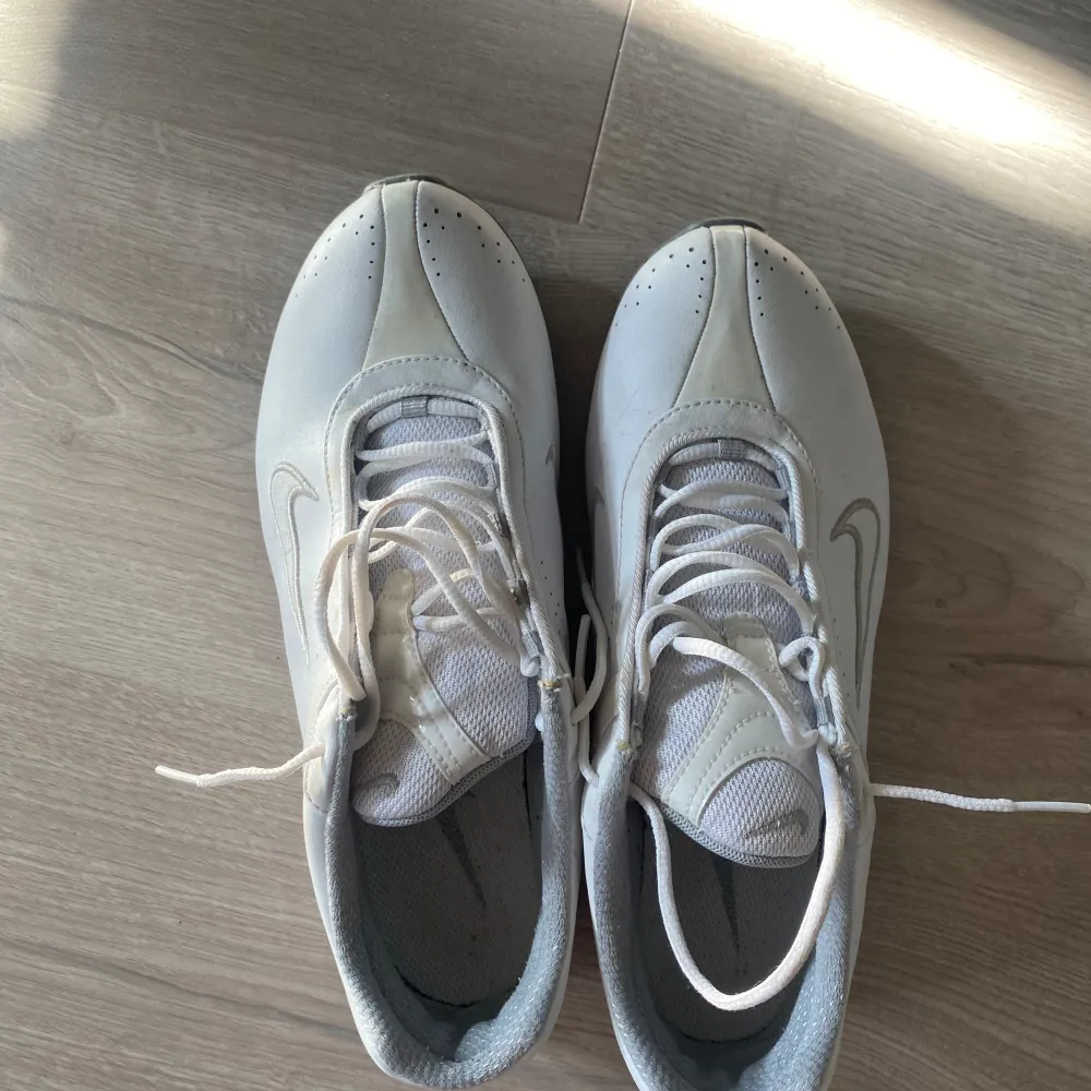 Svin coola Nike skor köpt på sellpy som ger en vintage vibe ❤️‍🔥❤️‍🔥 aldrig använda av mig!. Skor.