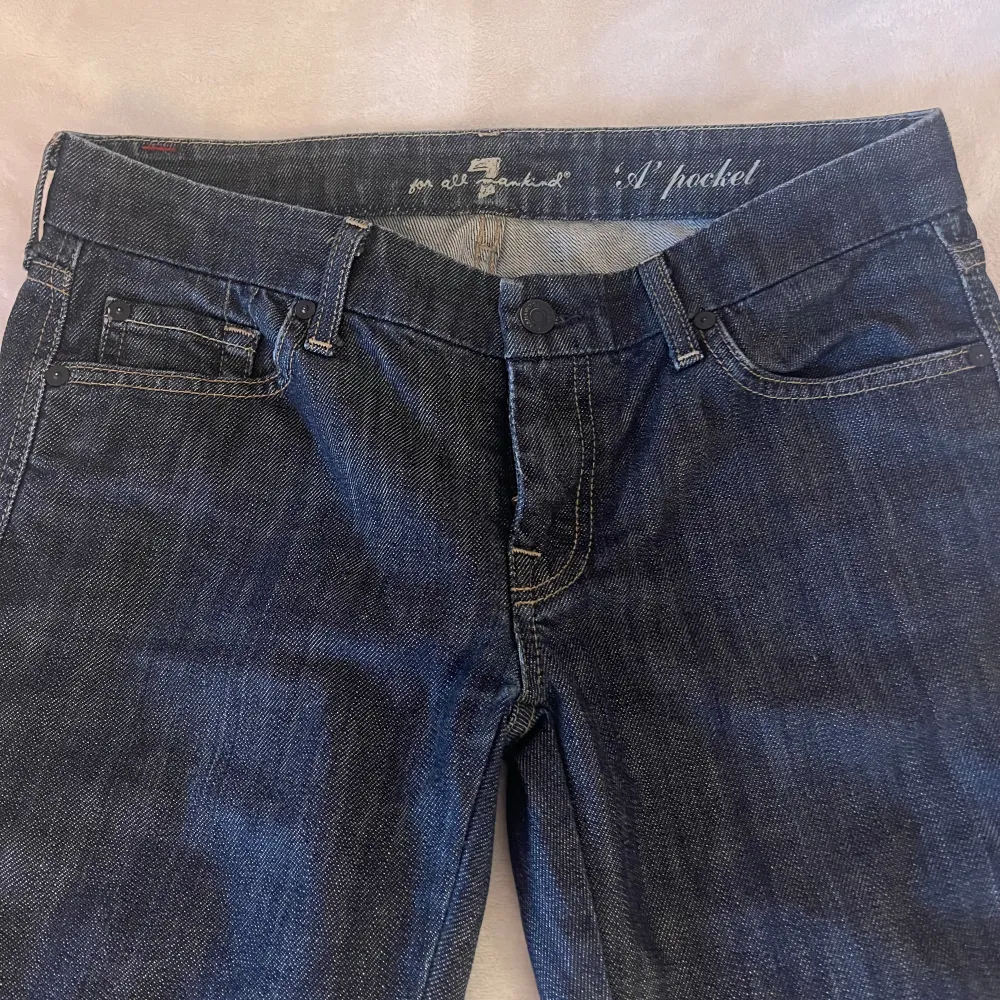 Säljer dessa ursnygga jeans från märket ”Seven for all mankind” i modellen ’A’ pocket. De är i perfekt skick, men tyvärr för små för mig.  Hör gärna av er vid fler frågor! ❤️🌺. Jeans & Byxor.