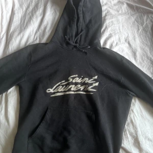 Saint Laurent Hoodie S - Är i generellt bra skick, används ej då den inte passar längre. 3000kr eller bud från 2000