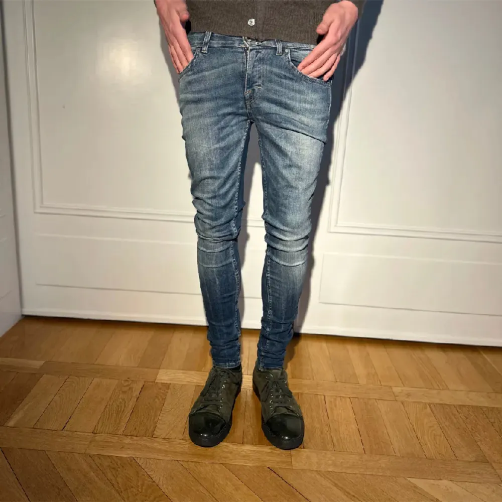 Tjena säljer mina Tiger of Sweden jeans då dem är för små för mig, storlek 28/32. . Jeans & Byxor.