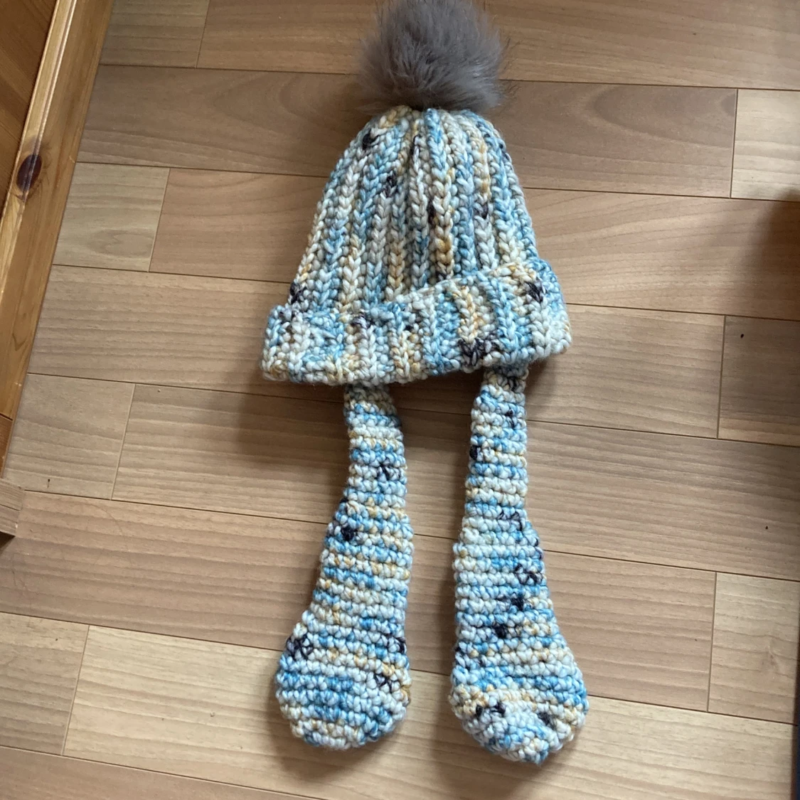 Blå mössa med kaninöron - 90