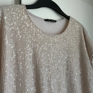 Topp/tshirt - Så söt blänkande tshirt i perfekt skick. för frågor är det bara att skriva🧸