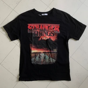 Stranger things t-shirt - Stranger things merch kortärmad tröja i storlek M 🖤✨ knappt använd ⭐️ skriv gärna vid frågor och föreslå gärna pris☺️🫶