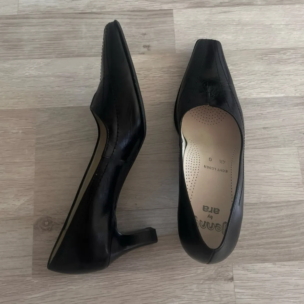 Selling these adorable vintage heels because they are too small for me! 😩 size label is 4 1/2 which I would say responds to size 36.5-37. I’m normally 37-38 and I can put these on but they’re too tight. Heel is 5cm. First pic is inspo!. Skor.