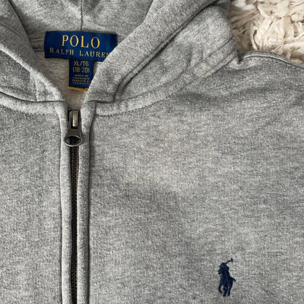 Polo Ralph Lauren hoodie i stl 170 använd ett fåtal gånger och köptes för 1000. Pris kan diskuteras.. Hoodies.