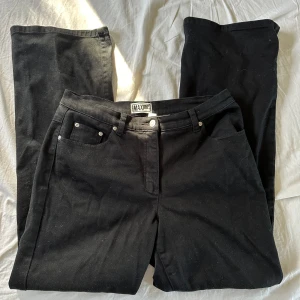 Jeans - Ett par svarta jeans köpta här på vinted för ca 1 år sedan, knappt använda men har väldigt bra passform!