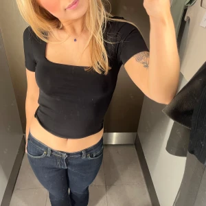 Lågmidjade mörkblåa jeans  - Jag är 159 cm lång och bär i vanliga fall strl 34/36 i jeans!🥰 Dessa var lite korta innan så jag har sprätt upp jeansen nertill för att förlänga de! 