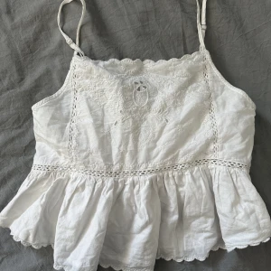 Zara topp - Supersöt topp från zara köpt förra sommaren💕 säljer den då jag inte använder den. Strl M💕 perfekt nu till sommaren💕